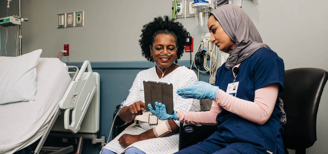 Patient and nurse discussing care